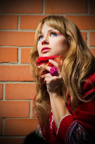 Retrato de moda de jovem mulher no fundo da parede de tijolo — Fotografia de Stock