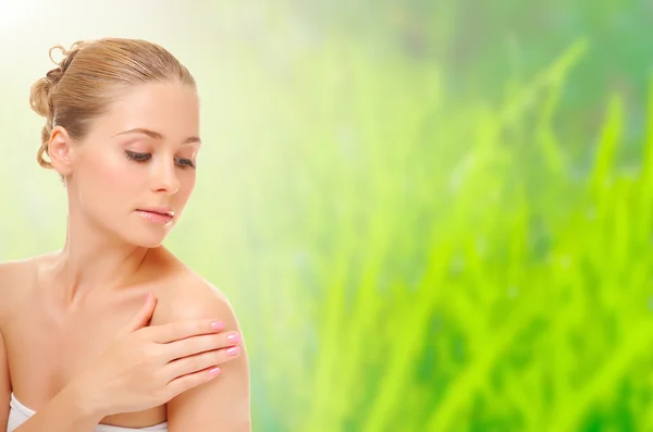 Jeune femme en bonne santé sur fond de printemps — Photo