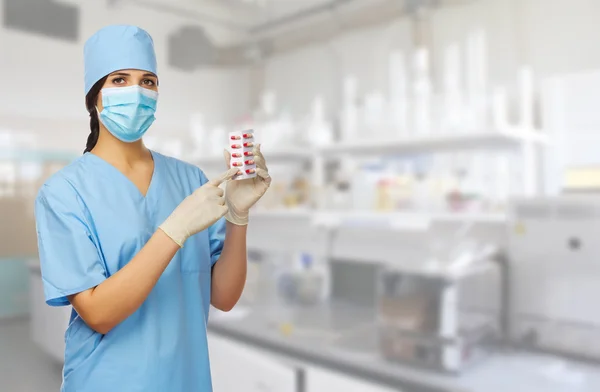 Médico joven con pastillas — Foto de Stock