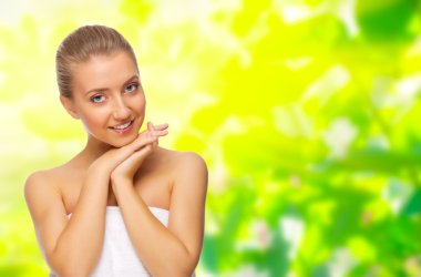 Bahar arka planda sağlıklı genç kız