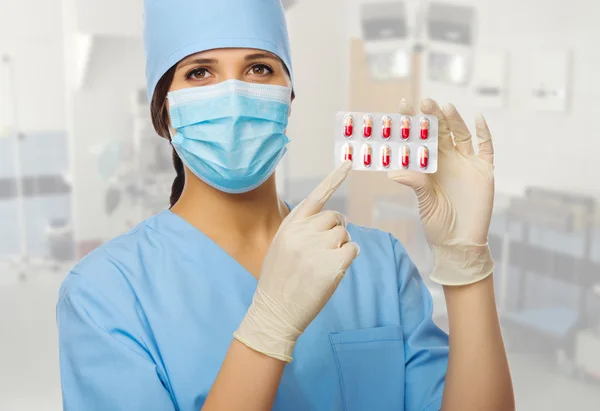 Médico con pastillas —  Fotos de Stock