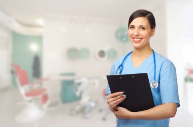 Pano ile doktor gülümseyen