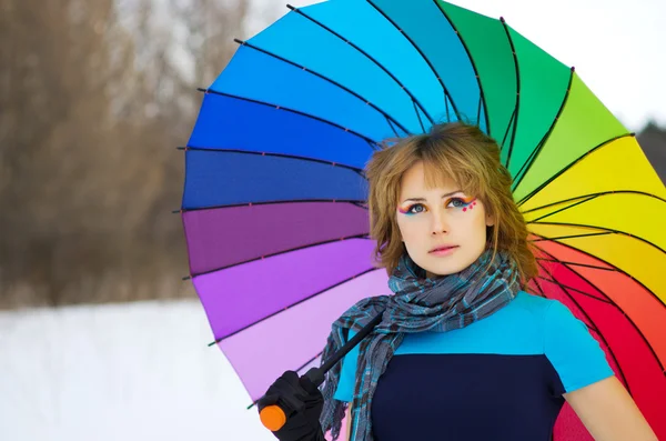 Jonge vrouw met multicolor paraplu — Stockfoto