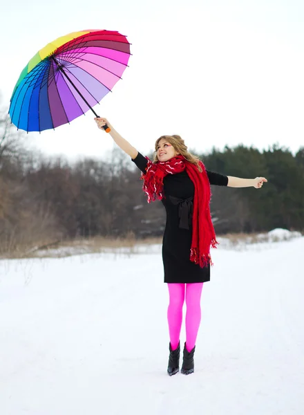 Jeune femme avec parapluie multicolore — Photo