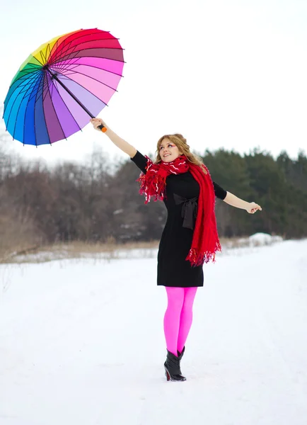 Jeune femme avec parapluie multicolore — Photo