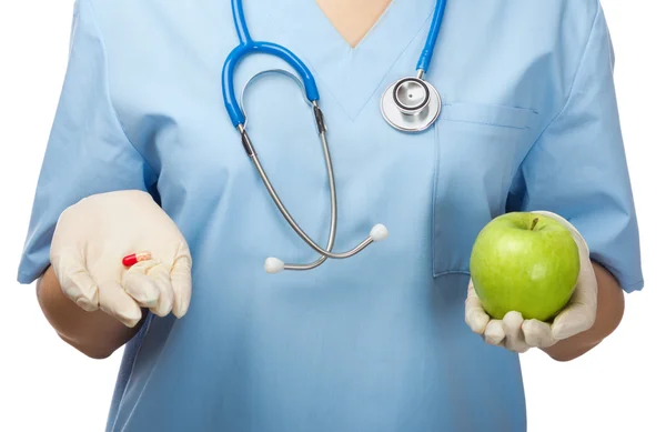 Médico con manzana verde y píldora —  Fotos de Stock