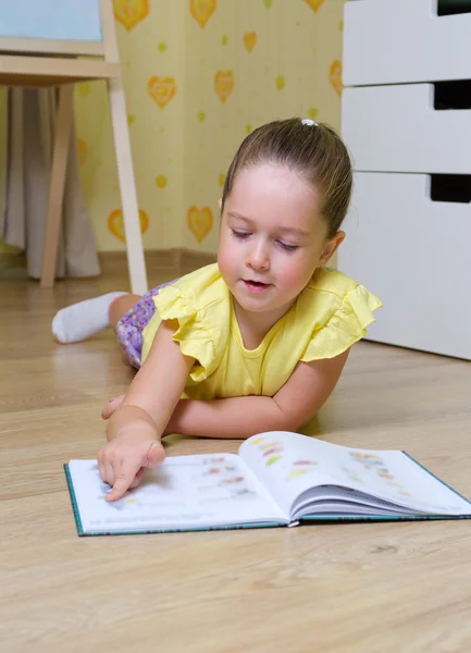 Liten flicka läsa bok — Stockfoto