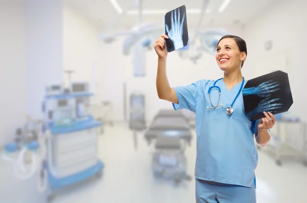 Dokter met röntgenfoto — Stockfoto