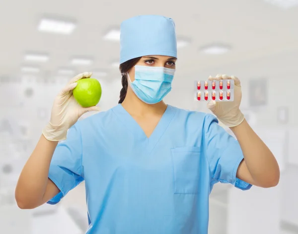 Médecin avec pomme et pilules — Photo