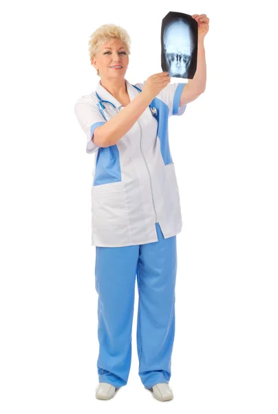Médico maduro com raio-X — Fotografia de Stock