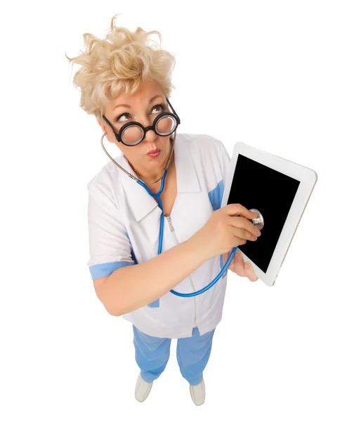 Lustiger Arzt hört Tablette durch Stethoskop — Stockfoto