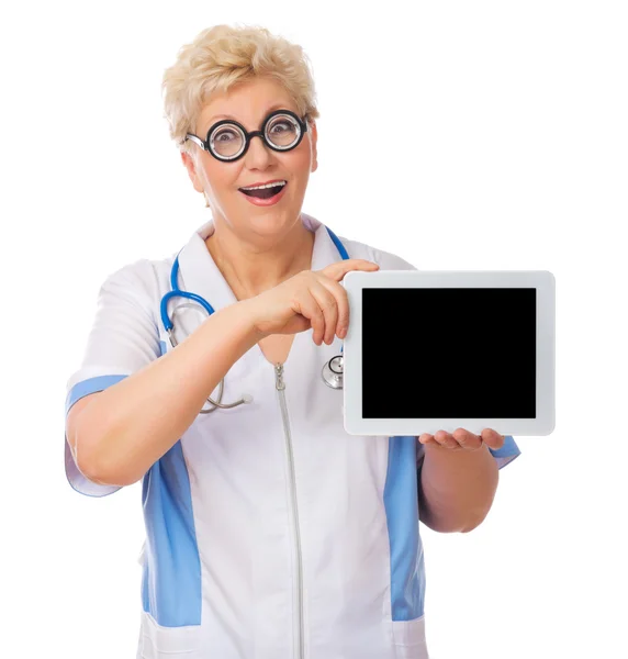 Medico maturo con tablet PC da stetoscopio — Foto Stock