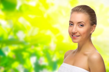 çiçek arka planda sağlıklı genç kız