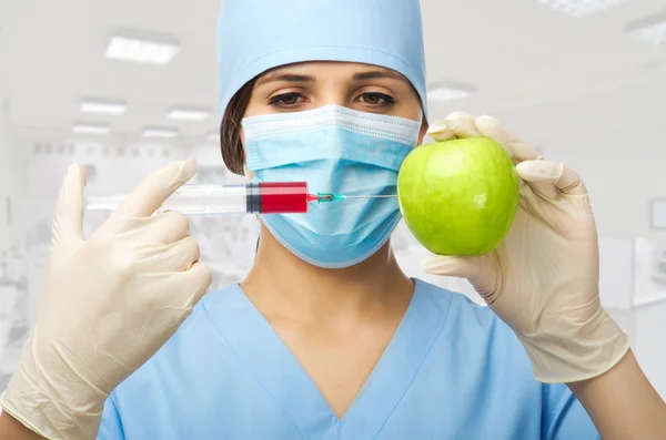 Kimyager şırınga ve elma ile — Stok fotoğraf