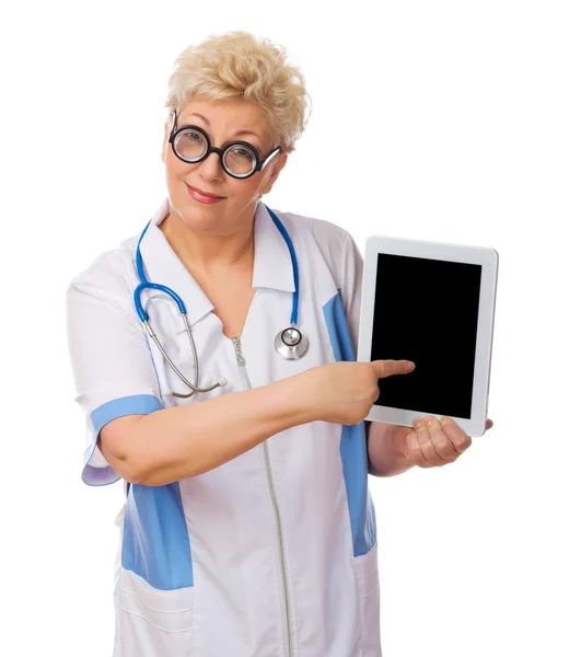 Maturo medico divertente con tablet PC — Foto Stock