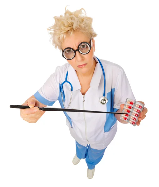 Médico maduro engraçado com pílulas e ponteiro — Fotografia de Stock