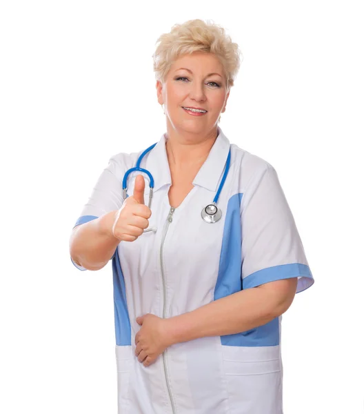 Usměvavá starší doktor ukazuje ok gesto — Stock fotografie