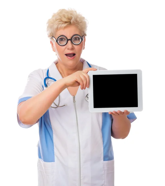 Reifer Arzt mit Tablet-PC — Stockfoto