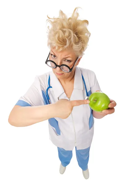 Смешной взрослый доктор в очках и яблоке — стоковое фото
