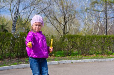 sabun köpüğü ile küçük kız