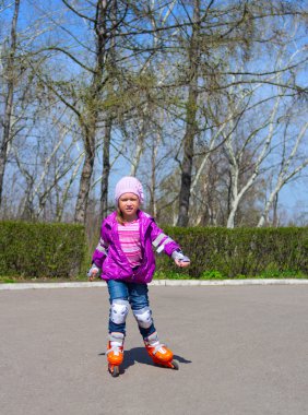 küçük kız paten üzerinde paten