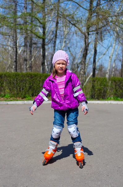 Little girl skating on roller skates — Stock Photo, Image