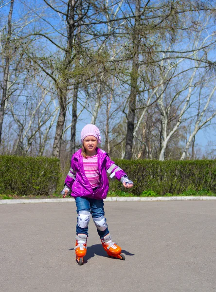 Девочка катается на роликовых коньках — стоковое фото