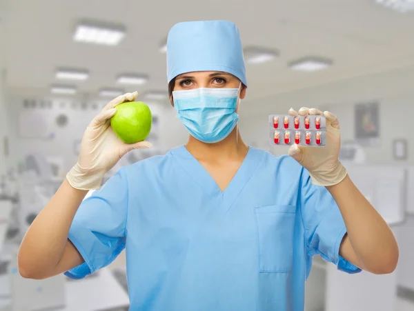 Médico con pastillas y manzana —  Fotos de Stock