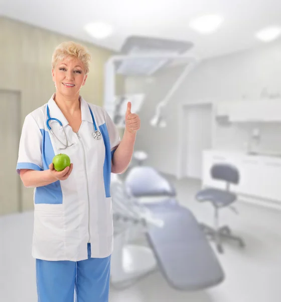 Medico maturo con mela — Foto Stock