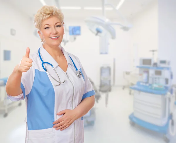 Maturo medico mostra ok gesto — Foto Stock