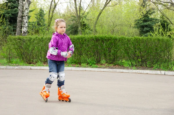 Kleine Mädchen beim Rollschuhlaufen — Stockfoto