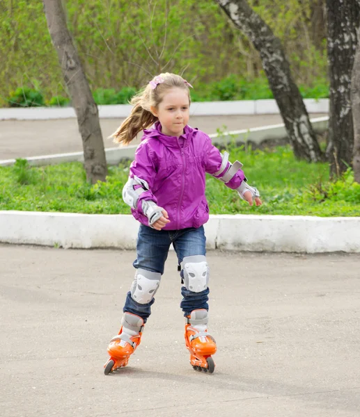 Kleine Mädchen beim Rollschuhlaufen — Stockfoto