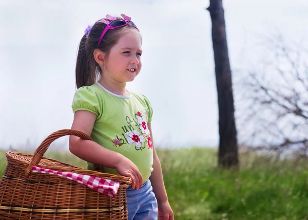 Piknik sepeti ile küçük kız — Stok fotoğraf