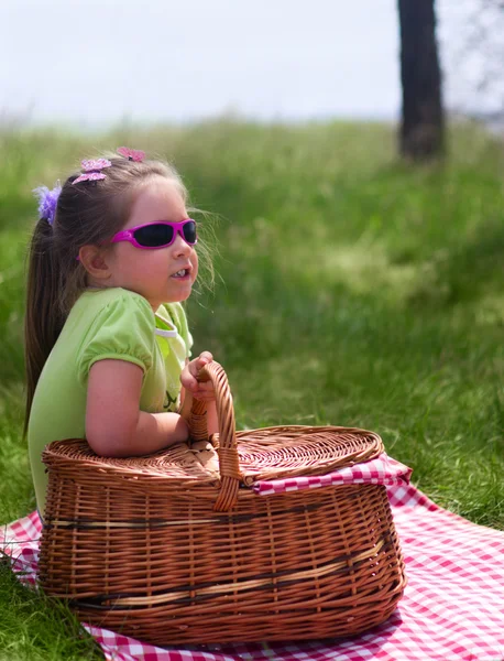 Piknik sepeti ile küçük kız — Stok fotoğraf