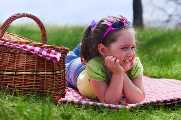 Petite fille avec panier pique-nique — Photo