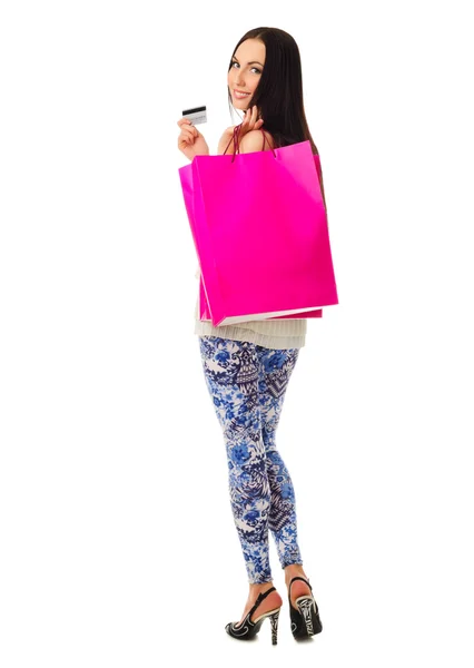 Młoda dziewczyna uśmiechający się z czerwonego papieru torby i karty kredytowej — Zdjęcie stockowe