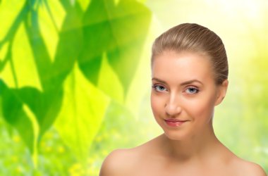 çiçek arka planda sağlıklı genç kız