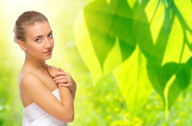 çiçek arka planda sağlıklı genç kız