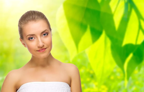 Gezonde meisje op floral achtergrond — Stockfoto