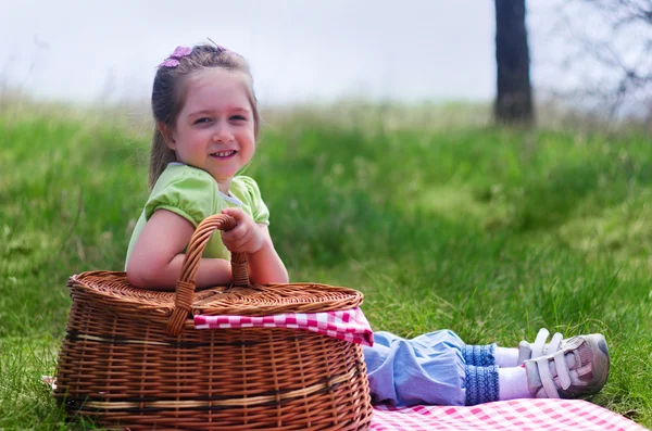 Piknik sepeti ile küçük kız — Stok fotoğraf