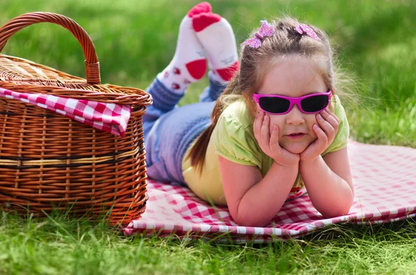 Liten flicka med picknickkorg — Stockfoto