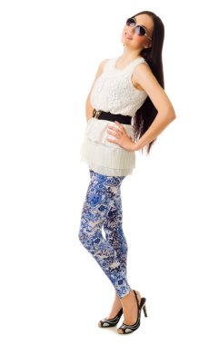 jong meisje in blauwe broek met zonnebril