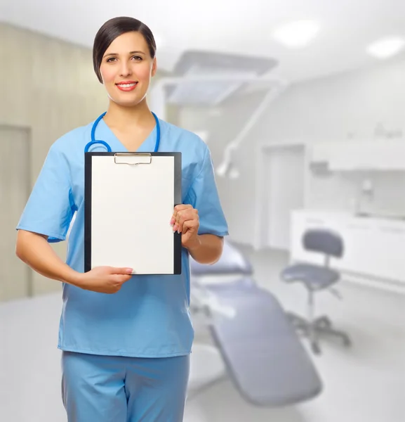 Jeune médecin avec presse-papiers — Photo