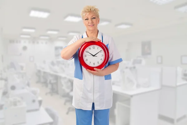 Docteur mature avec horloge — Photo