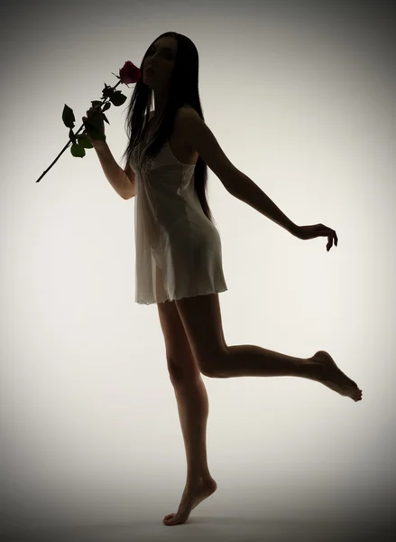 Muotokuva nuori tyttö ruusu kukka — kuvapankkivalokuva