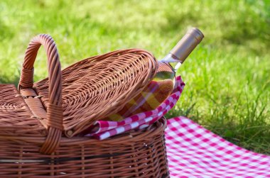 piknik sepeti ile şarap şişesi