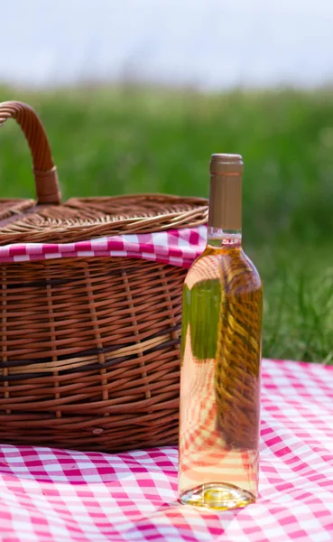 Butelka wina z kosz piknikowy — Zdjęcie stockowe