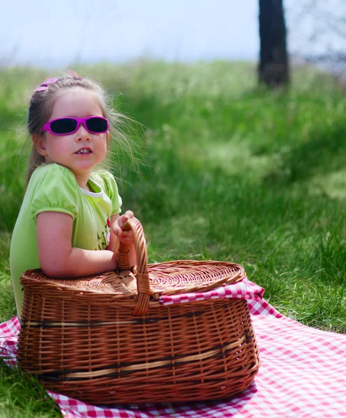 Piknik sepeti ile küçük kız — Stok fotoğraf