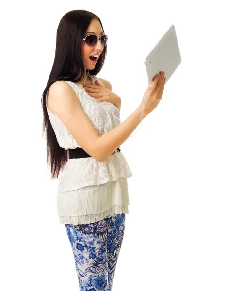 Menina fala por tablet PC — Fotografia de Stock