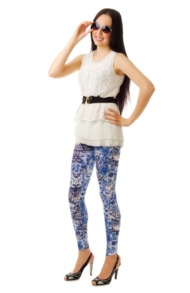 Ung flicka i blå byxor med solglasögon — Stockfoto